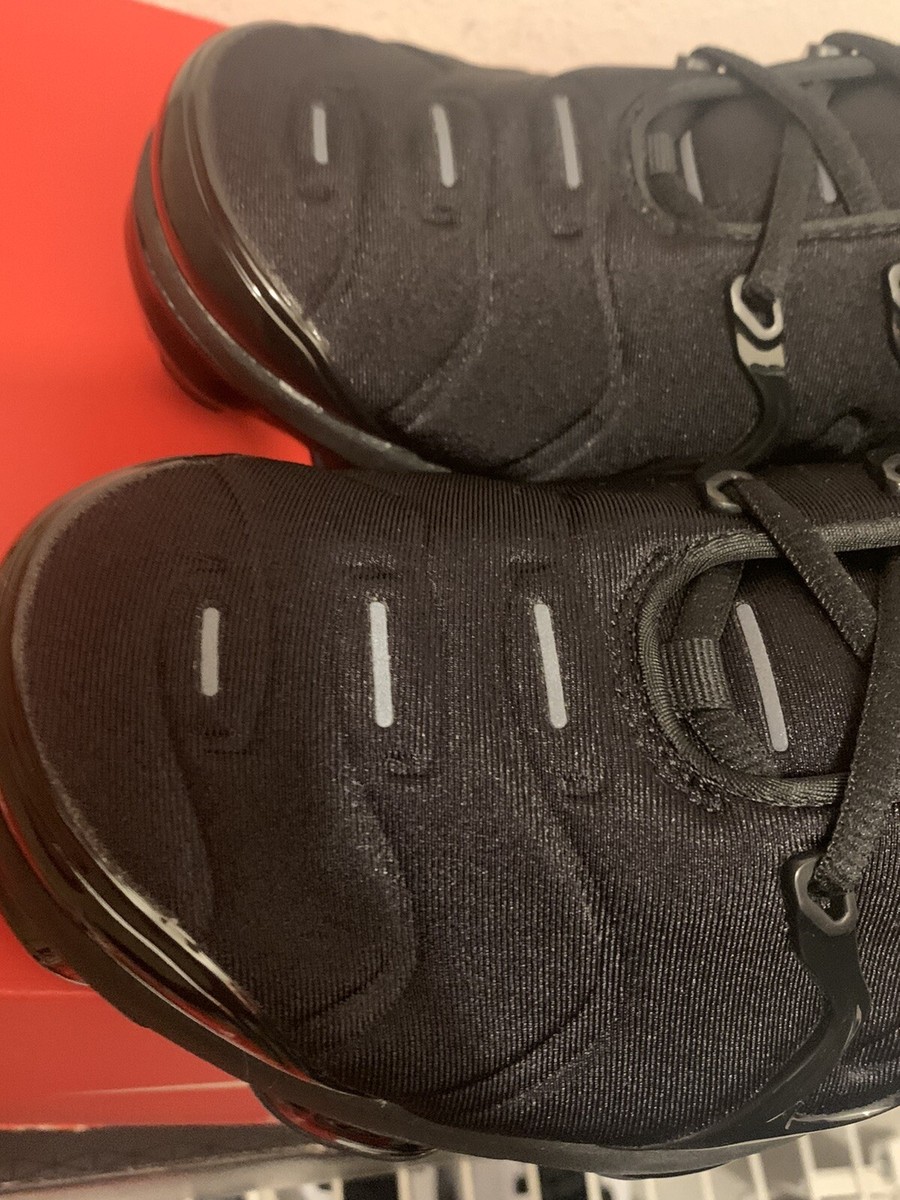 blackout vapormax plus