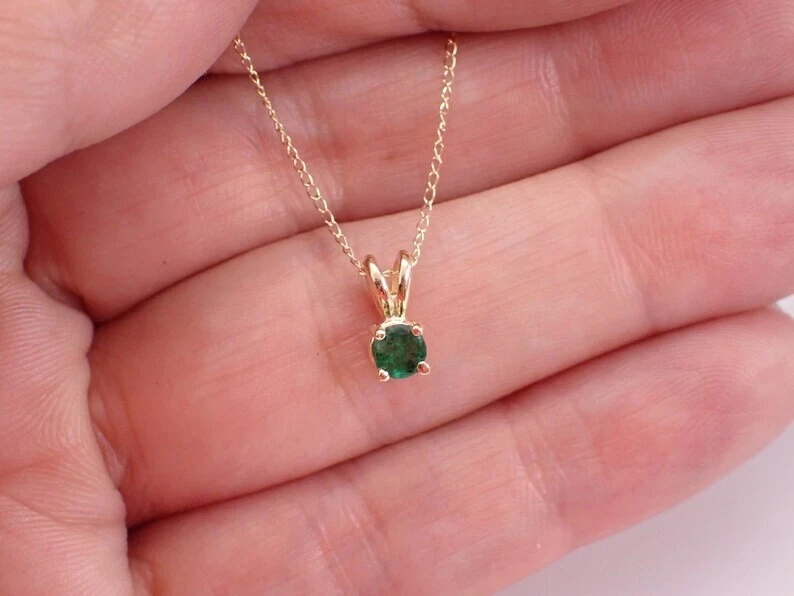 Colgante solitario esmeralda de corte redondo de 1,50 quilates enchapado en oro amarillo de 14 quilates Foto 4 de 4