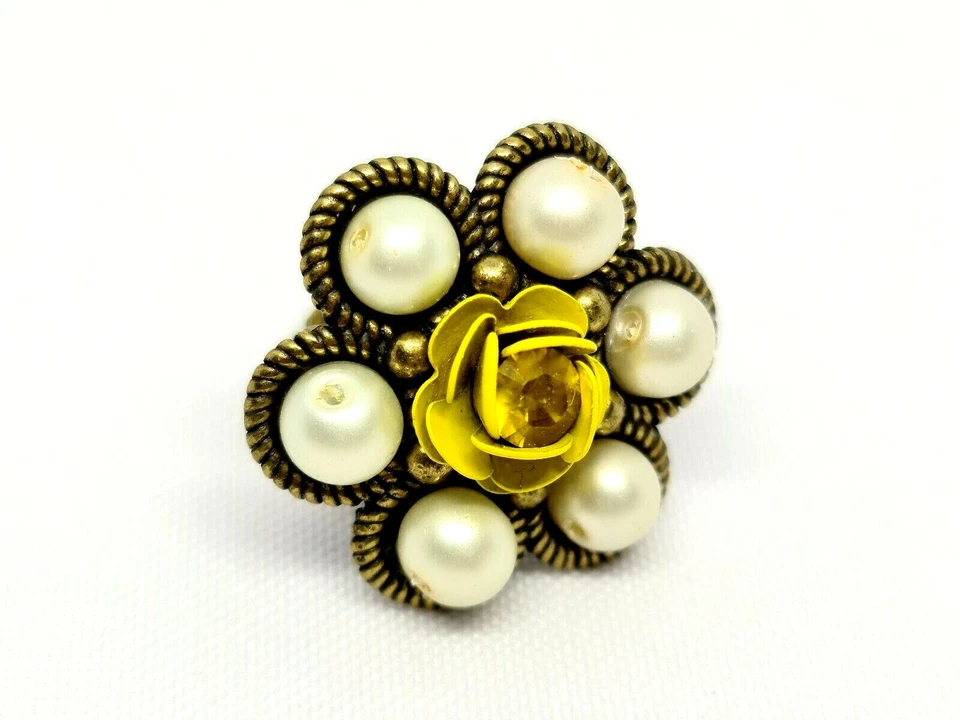 Precioso anillo de flores amarillas con incrustaciones de flores brillantes de Michal Negrin. Foto 2 de 4