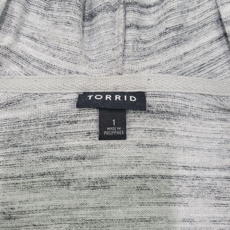 Pulôver Torrid com capuz feminino tamanho 1 cinza com cadarço gola V plus size manga longa - Imagem 2 de 4