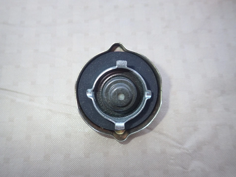 Tampa de combustível Motorcraft FC-47 década de 1970, NOS! AMC, Audi, Chrysler, Dodge, Plymouth, VW - Imagem 3 de 4