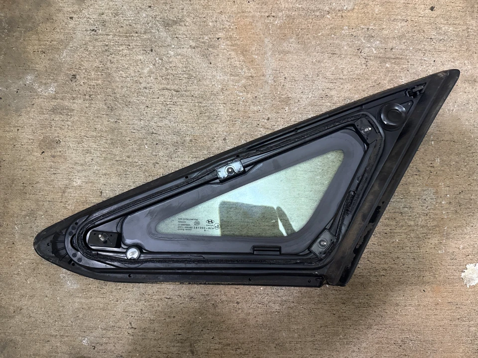 Cuarto de cristal trasero derecho Hyundai Sonata 2015-2017 con moldura cromada Foto 2 de 2