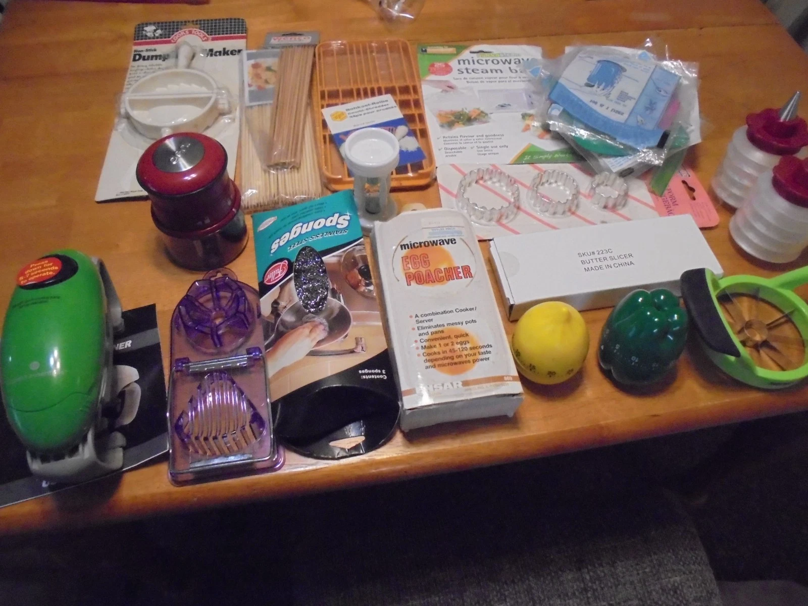 Lot of Kitchen Gadgets New meat tenderizer, battery jar opener, several others