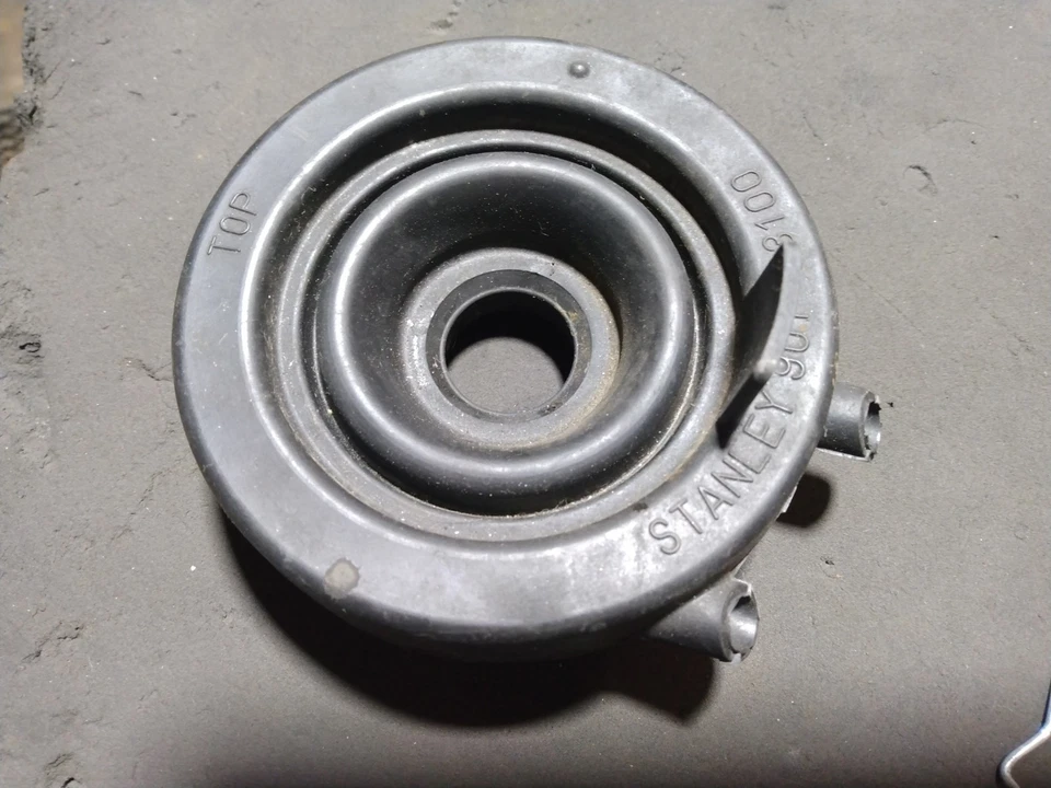 03 ELEMENT Headlight Bulb Metal Clip Holder Retainer + Screw + Rubber Dust Cover - Image 4 of 4