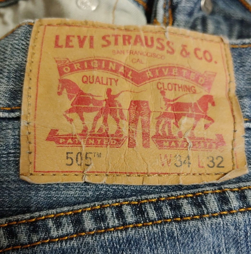 Levi's 505 Strauss &Co Jeans Mens measured 34x31 Denim Washed Blue Zipup Logo
