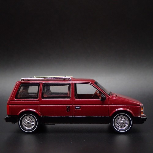 DODGE CARAVAN ROJO 1/64 ESCALA COLECCIONABLE DIORAMA MODELO DE DIECAST - Imagen 3 de 7