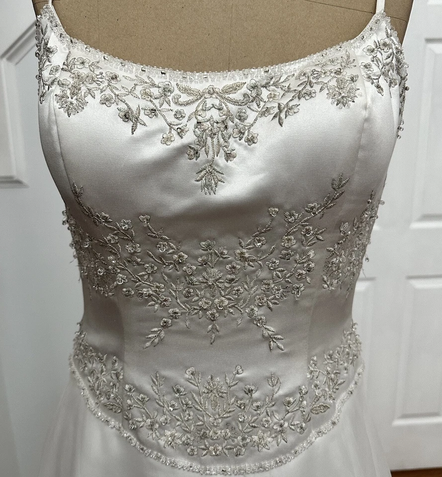 Vestido de novia diseño distintivo talla 8 encaje satinado bordado margarita marfil Foto 2 de 4