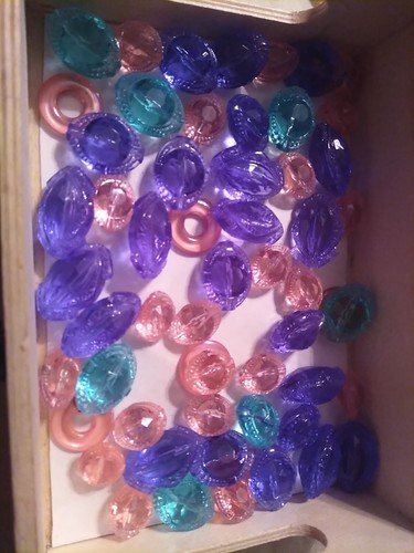 Vintage Lot Of 79 Iridescent Berry Acrylic Beads Large Football Shape 20mm - Picture 8 of 8