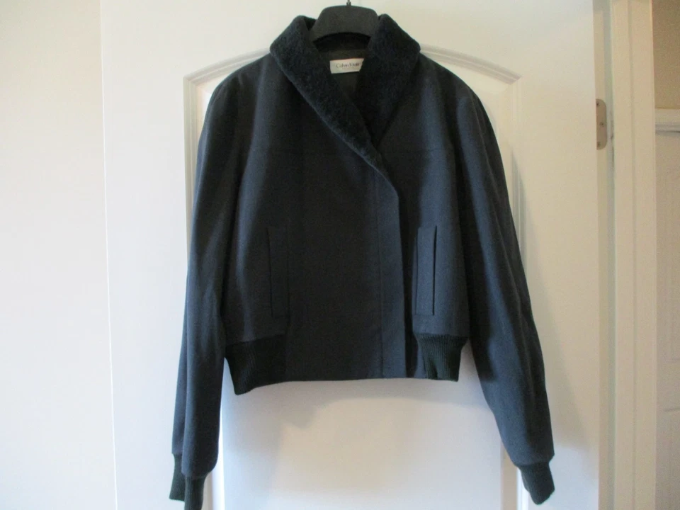 JAQUETA FEMININA VINTAGE COLEÇÃO CALVIN KLEIN GOLA DE PELE SINTÉTICA Tamanho 12-FABRICADA NA ITÁLIA - Imagem 2 de 4