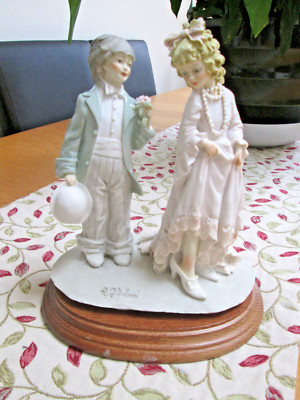 A Belcari Vintage Capodimonte Dear 1984 Figur Junge Mädchen spielend verkleiden