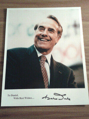 Bob Dole  Präsidentschaftskandidat 1996 handsignierte Unterschrift auf XXL-Foto.