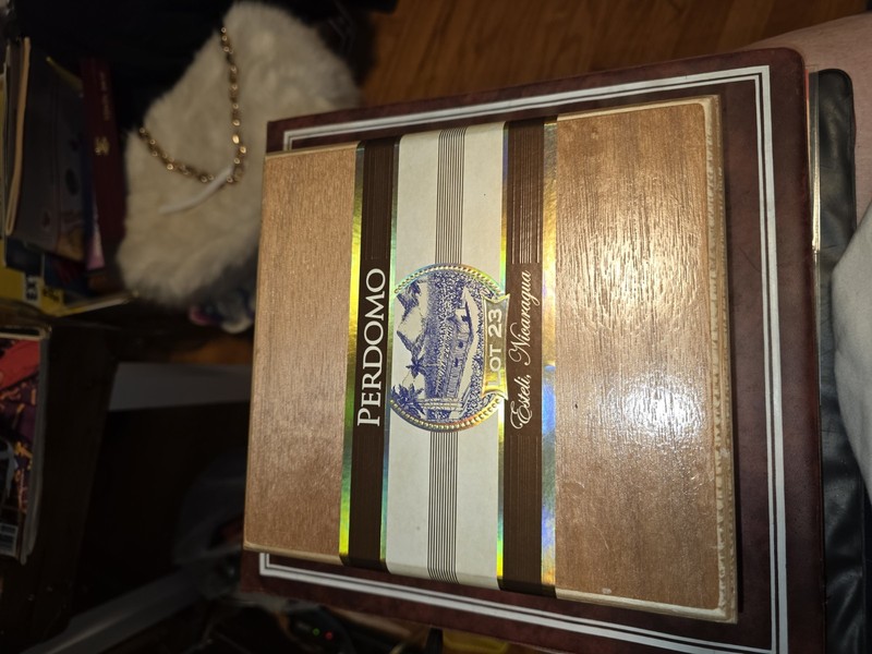 Cigar BOX FULL OF BASEBALL CARDS