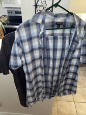 2 Men  s Van Heusen Dress Shirts Size Large