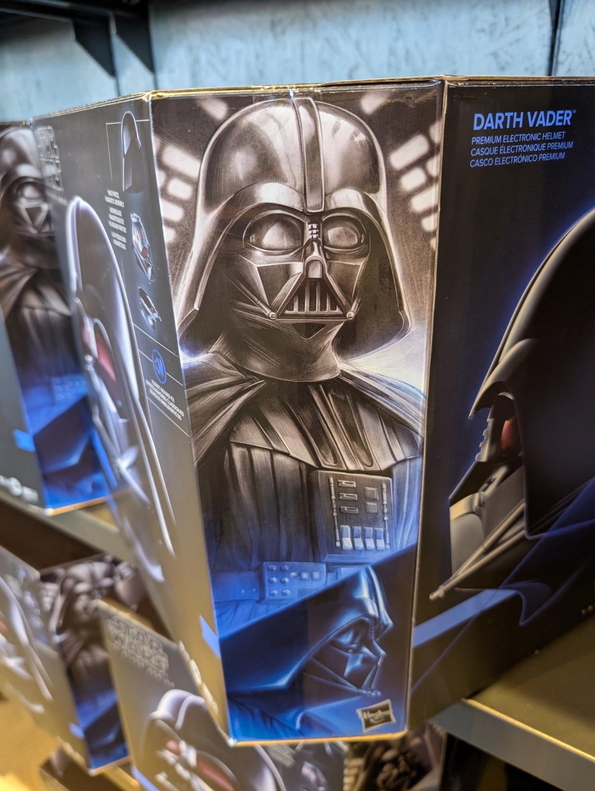 NEW Disney Park Darth Vader Star Wars The Black Series Premium Electronic Helmet