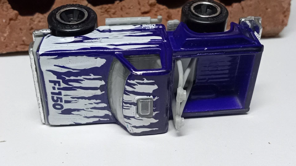 Camión diecast Matchbox Rough N' Tough 1997 Ford F-150 Flareside púrpura Foto 3 de 4