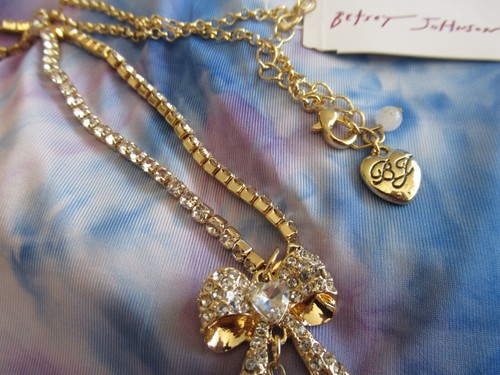 Betsey Johnson AUTHENTIC Pink Heart White Rose Cameo Rhinestone Bow Necklace NWT - Picture 3 of 5