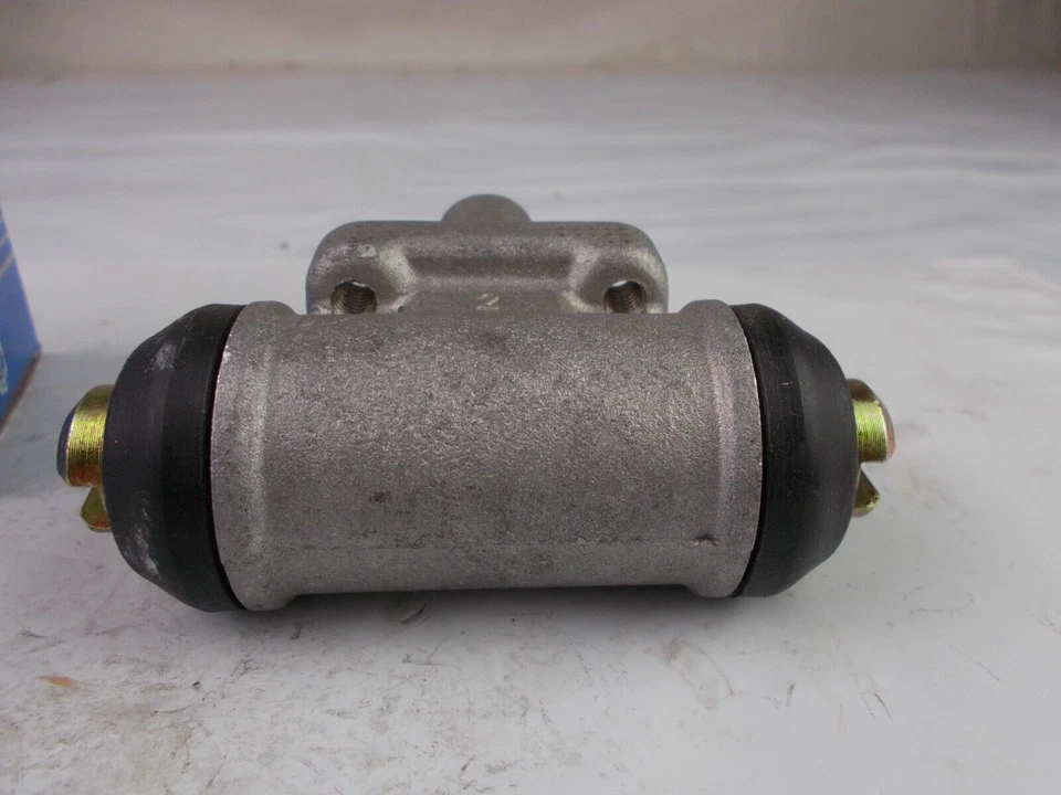 Cilindro de rueda de freno de tambor trasero CARQUEST WCA37684 se adapta a; Nissan D21 y Pathfinder Foto 4 de 4