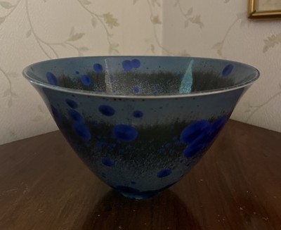 Schale mit Kristallglasur in Saphirblau. Herstellerspuren voll sichtbar.