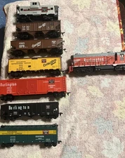 HO Scale Walthers Burlington Route CB&Q Lot (8) Diesel Locomotive, Rolling Stock