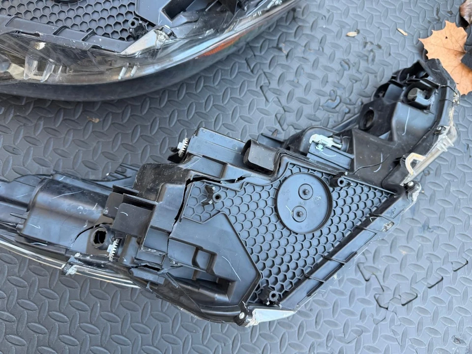 Faro derecho izquierdo pasajero Toyota Corolla Cross 2022 2023 2024 OEM  Foto 2 de 4