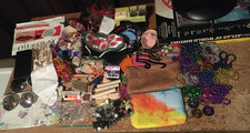 VINTAGE LOT OF OF BUTTONS HANGERS SOWING EQUIPMENT HAIR MAKEUP BAG BOWS RIBBONS