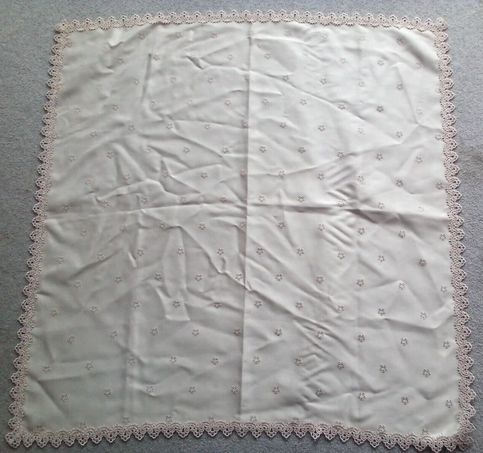 Beige Mitteldecke mit schönen Rand 85 cm x 85 cm  Tischdecke Vintage Nostalgie