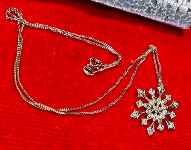 Copo de nieve vintage de plata de ley .925 con circonitas blancas de 1" de circunferencia y enlace de 16" Foto 3 de 4