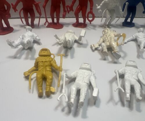 17 Vintage scuba diver plastic toy figures (few Broken feet or Base) - Picture 3 of 10