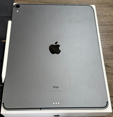 iPad Pro 12.9in 3rd Gen 512GB Cellular w/ Apple Keyboard Folio and