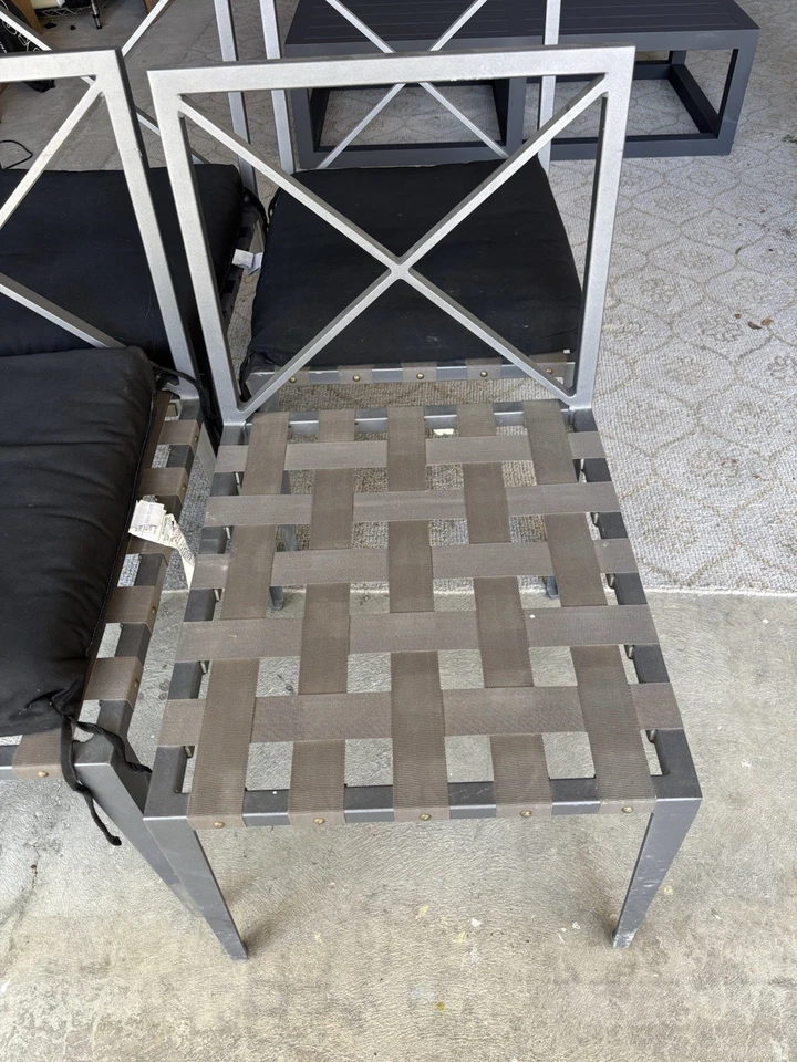 Juego de cuatro sillas de comedor de exterior de herrajes de restauración Foto 3 de 3