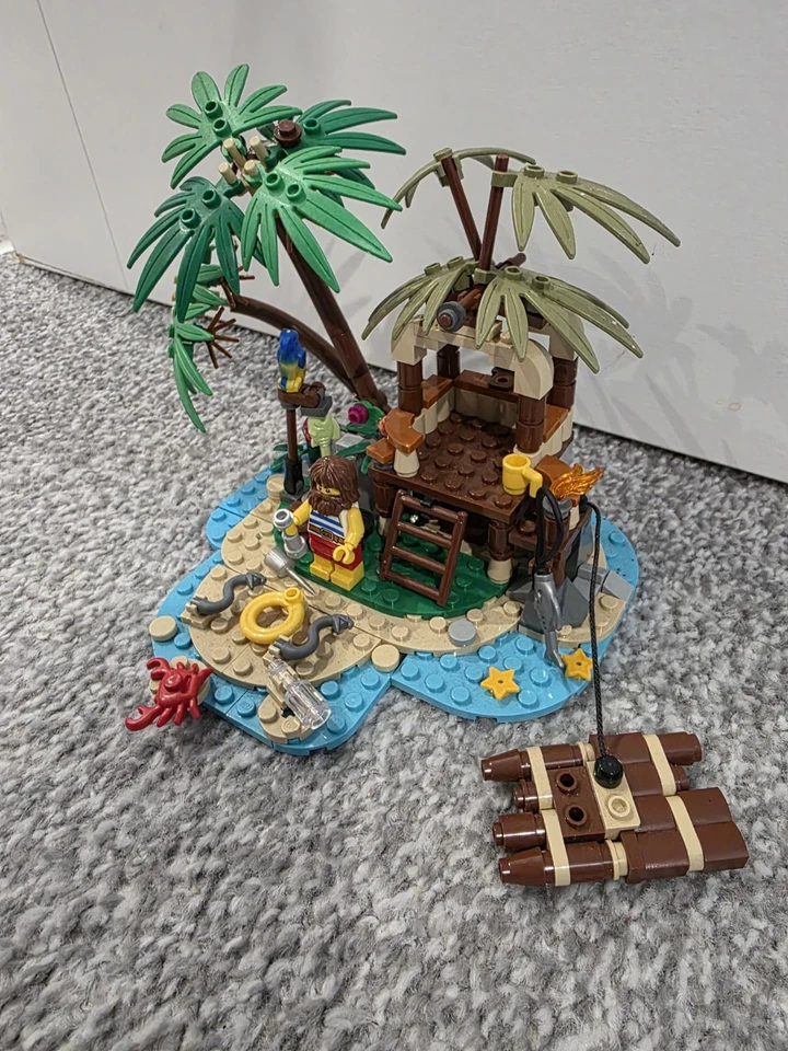 LEGO Ideas 40566 Ray the Castaway, photo 3 of 4