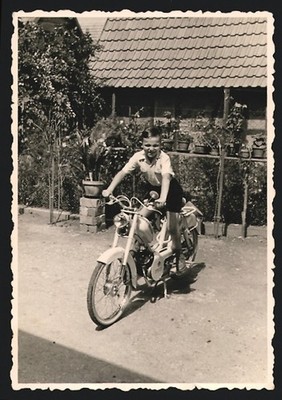 Fotografie Motorrad / Mofa Selco, Knabe auf LKrad sitzend 