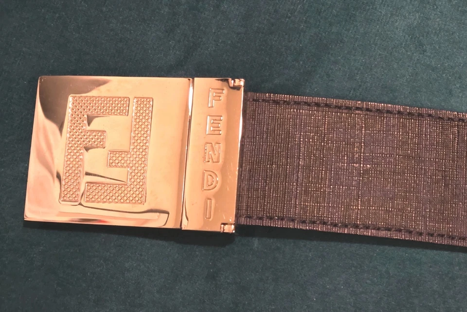 Cinturón Fendi Vintage Cuero Reversible Azul Marino Oscuro/Blanco y Negro Talla 48  Foto 3 de 4