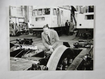 Mann inspiziert Zug Drehgestell Eisenbahn Werke DMU Bau um 1950 Vintage Foto