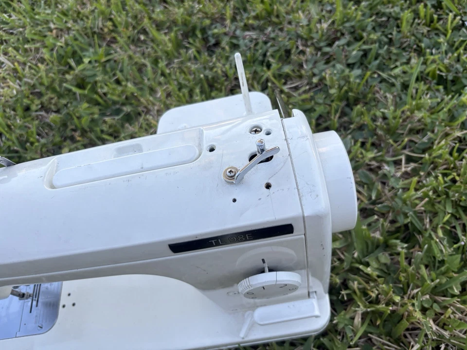 JUKI TL-98E Sewing and Quilting Machine Read Description - Image 4 of 4