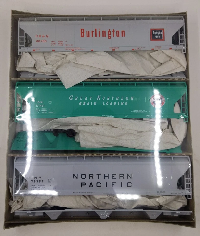Accurail 3329 escala HO banderas caídas ACF tolvas de 3 bahías - CB&Q, GN, NP Foto 2 de 2