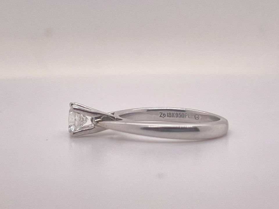 Anillo de compromiso Zales de platino y oro blanco de 18 quilates con diamantes talla de celebración de 0,47 quilates Foto 3 de 4