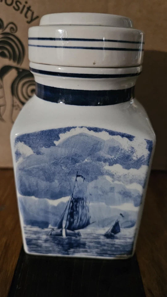 复古蓝色和白色代尔夫特花卉陶瓷香料罐带盖-手绘一对 — 第 2/4 张图片