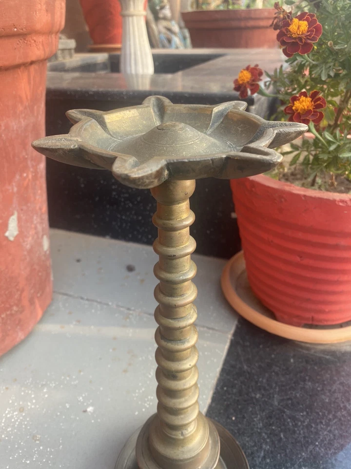 Ancient Cast Bronze Hand Carved Beautiful Hindu Temple Oil Lamp Deepak Samai - Image 4 of 4