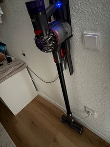 Dyson V8 Akku-Staubsauger mit 5 Zubehörteilen