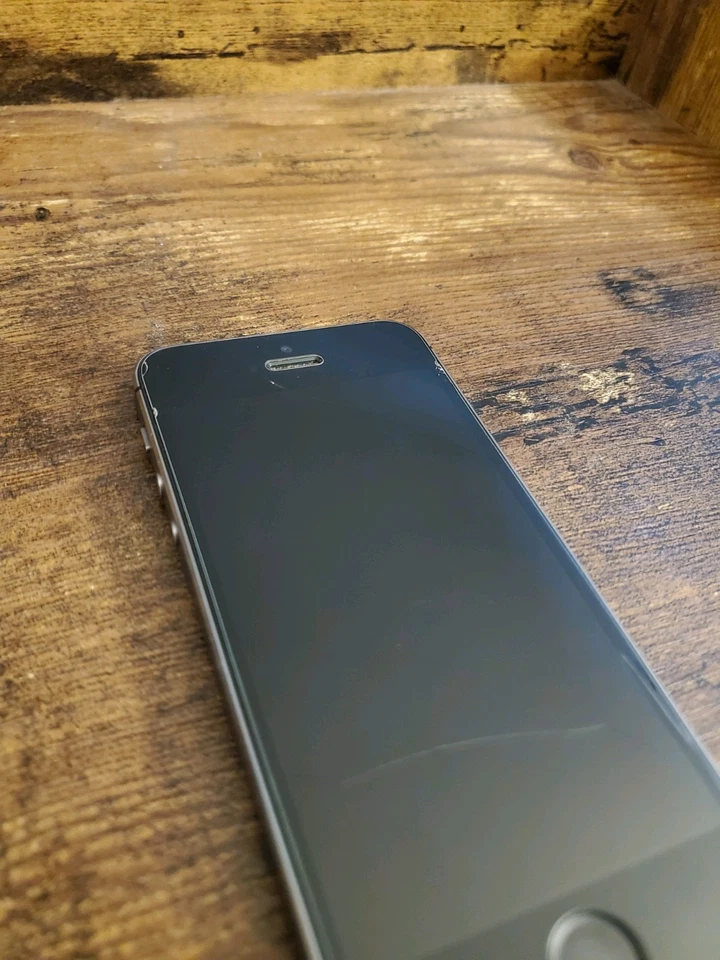 Apple iPhone 5s Model A1533 Working Locked Unknown Carrier Black Grey - Image 4 of 4