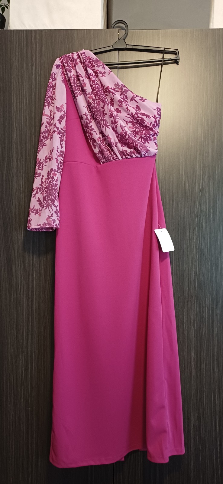 vestido coctel talla única. Sin estrenar. Color buganvilla, una manga de gasa