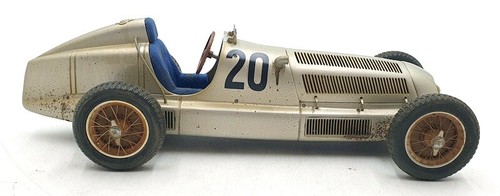 CMC 1/18 Scale M-147 Mercedes Benz W25 Dirty Hero 1934 #20 Eifelrennen - Picture 5 of 7