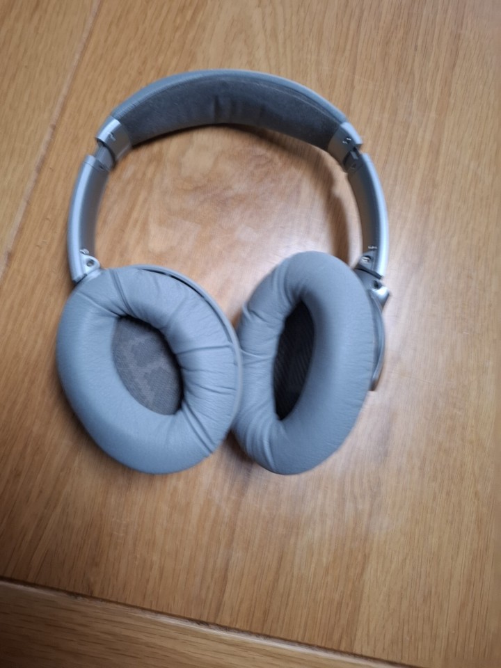 Bose 35 Series II Wireless Headphones. Right Ear Quieter