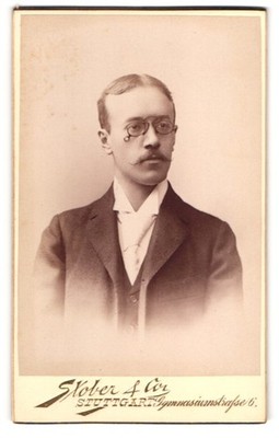 Fotografie Stober & Co., Stuttgart, Gymnasiumstraße 6, Hagerer Herr mit Zwicker 