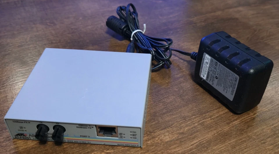 Vintage Fast Ethernet Switch Allied Telesyn AT-FS201 100Base-FX 12V 0.5A - Image 2 of 3