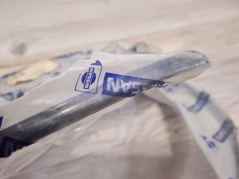 Moldura de parachoques delantero Nissan Sentra SE 1985-1986 62040-36A01 Foto 2 de 4