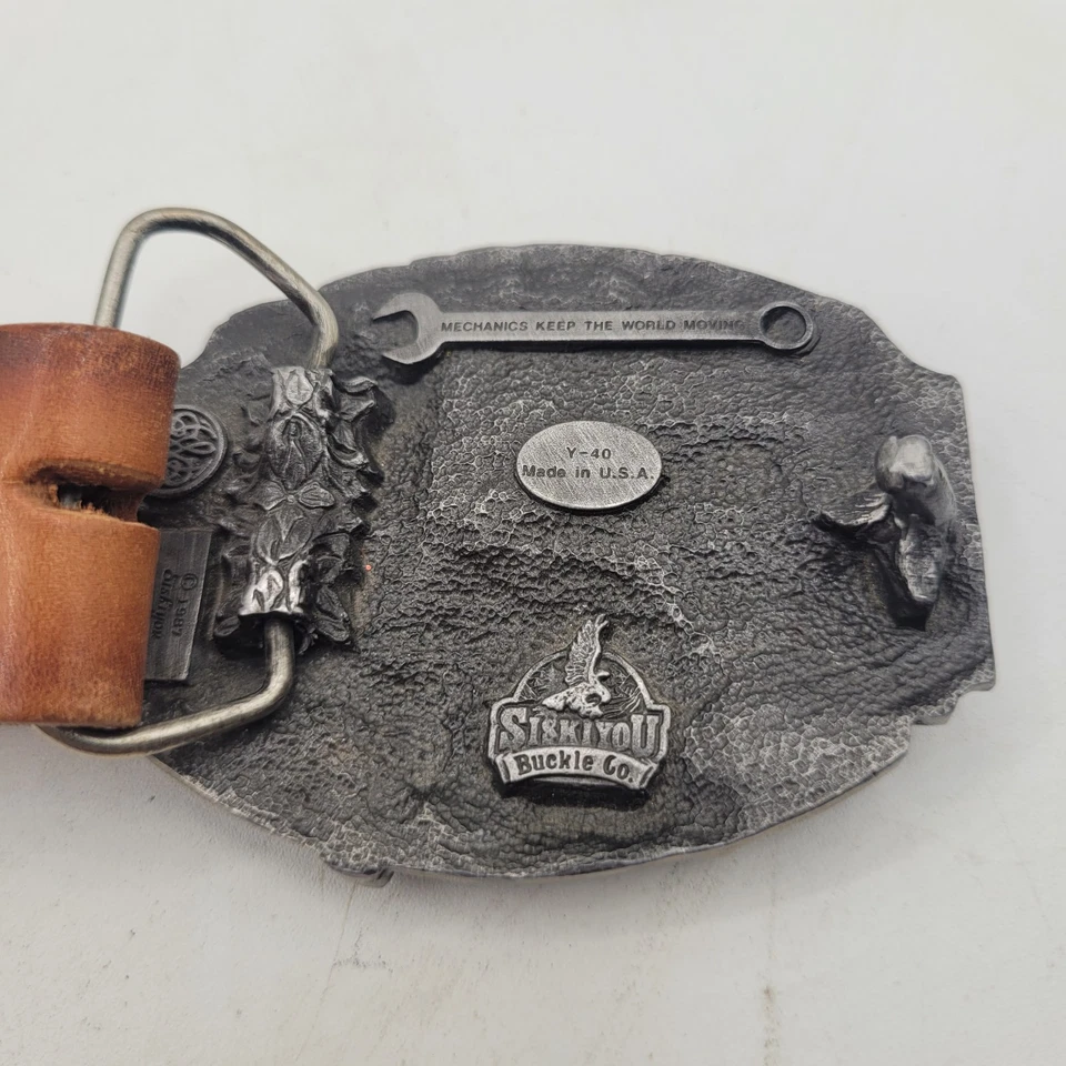 Hebilla de cinturón mecánico metal rojo esmalte Siskiyou Buckle Co con cinturón de cuero talla 40 Foto 2 de 4