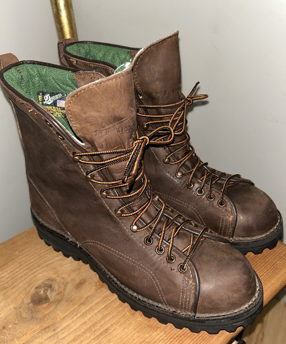 Une Paire De Chaussures De Randonnée En Cuir Isolées Sur Fond Blanc