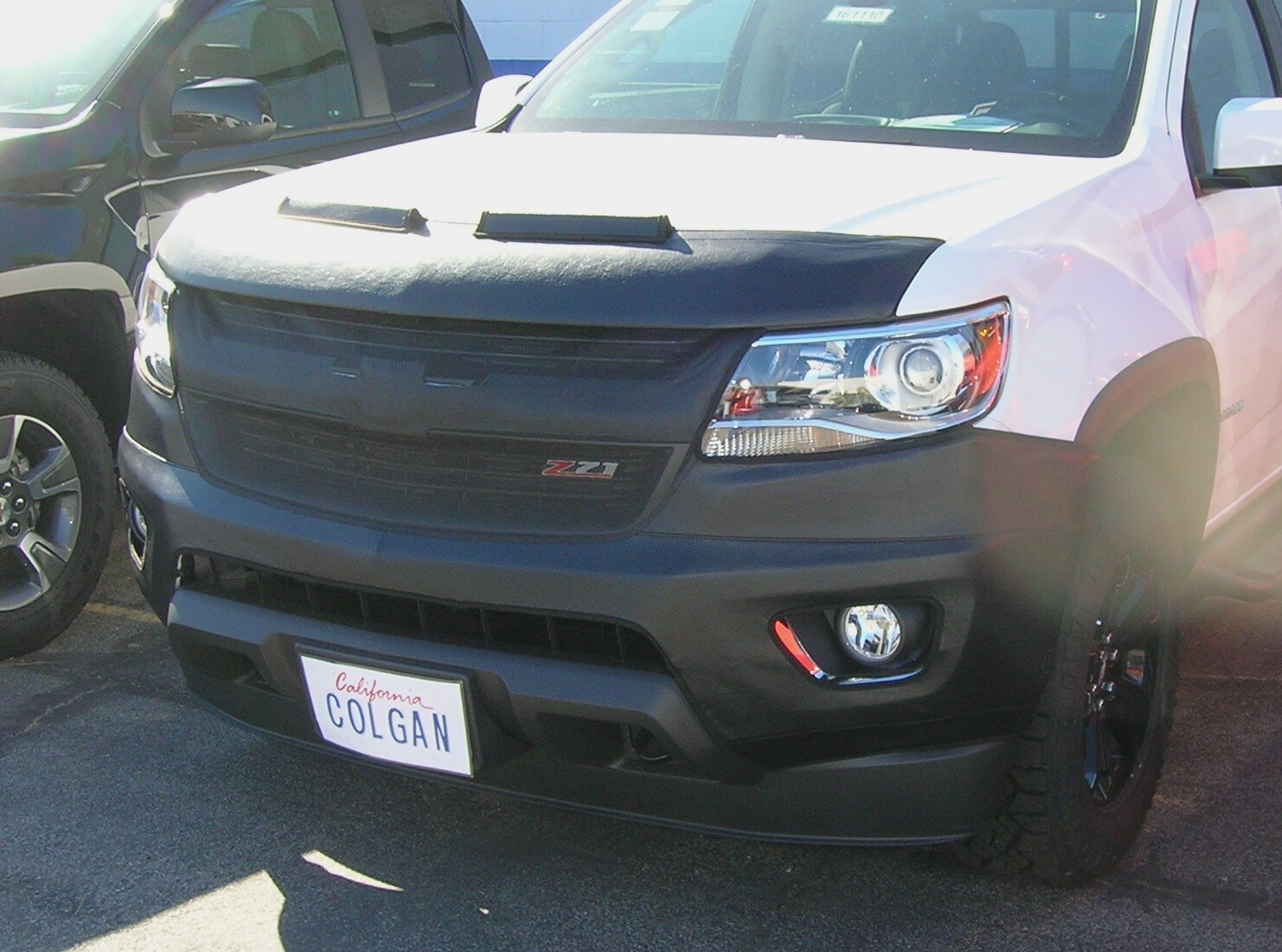 Colgan Front End Mask Bra 2pc.Fits Chevy Colorado 201520 W/License